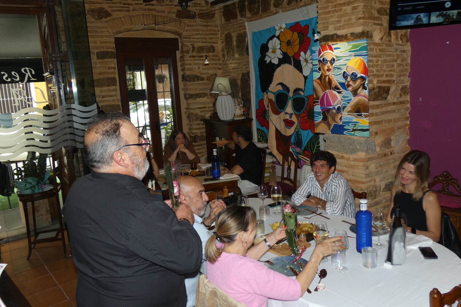 Sala de La Cova con paredes de piedra y murales