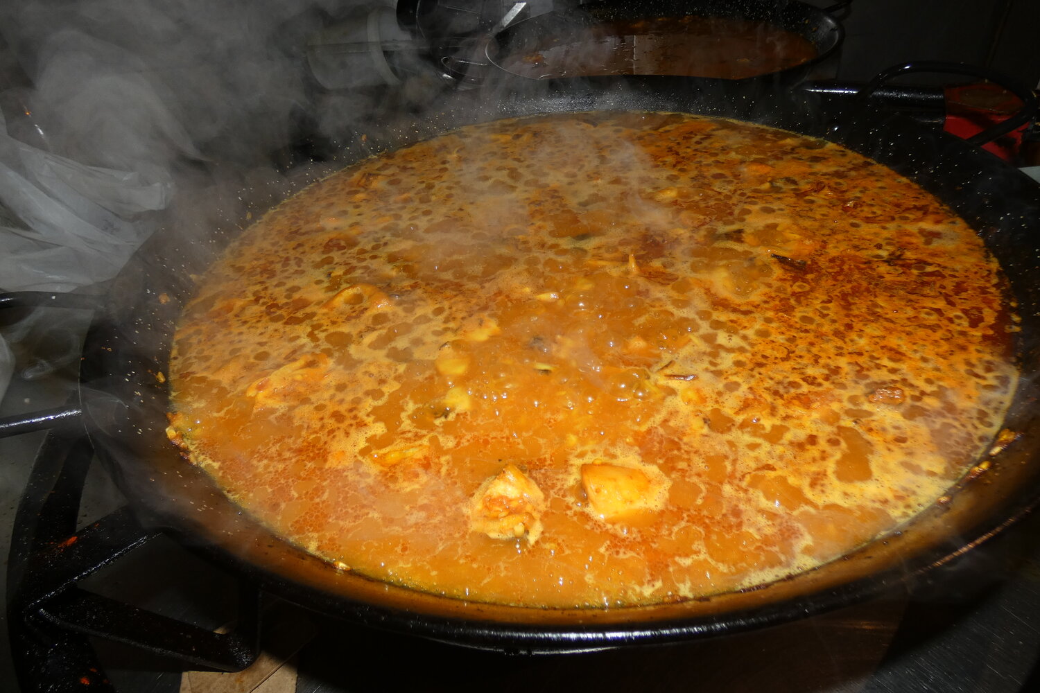 Arroz cociéndose en la paella