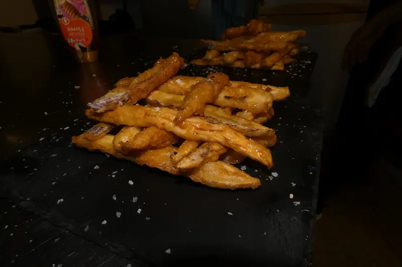 Patatas La Cova recién hechas sobre pizarra
