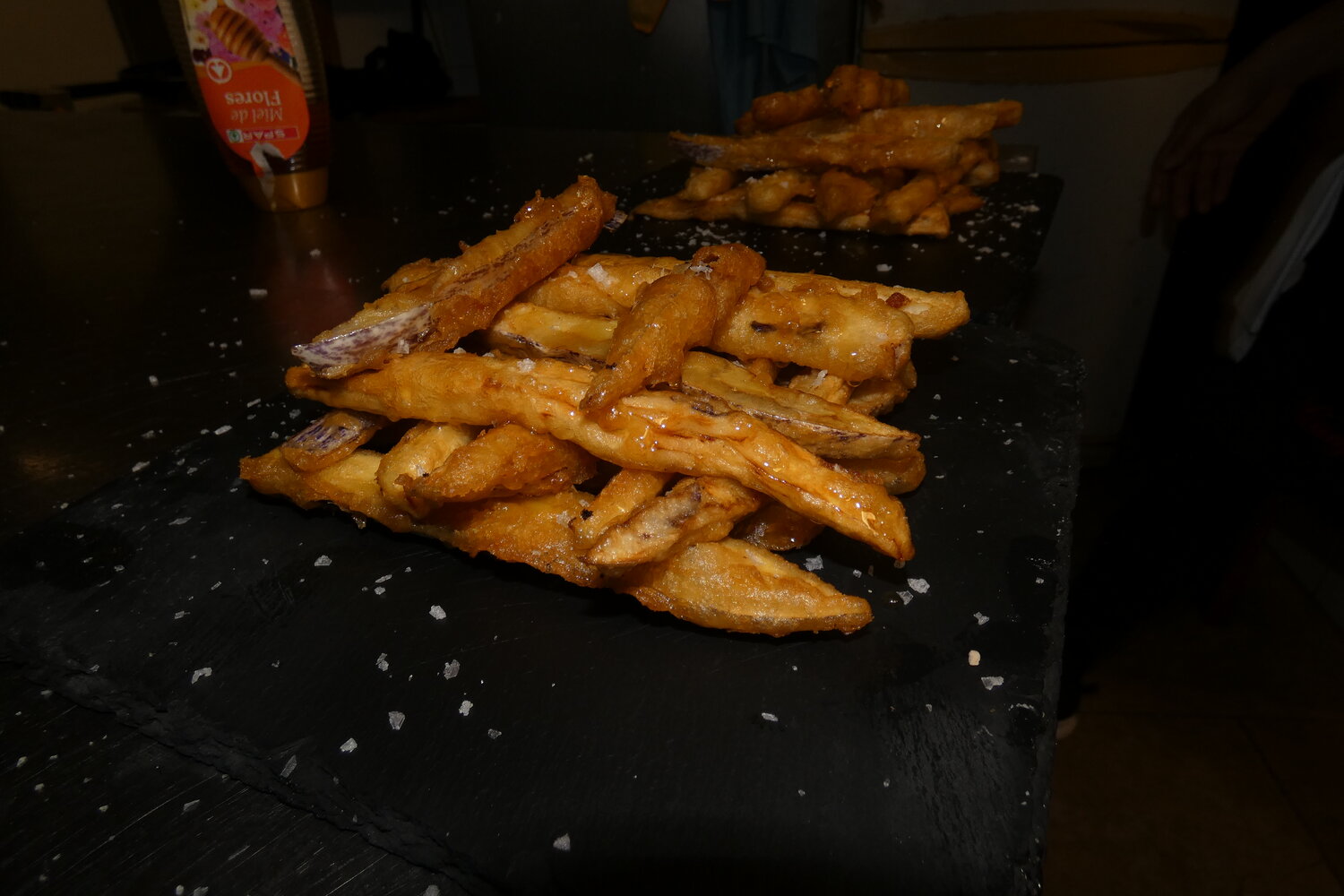 Patatas La Cova recién hechas sobre pizarra