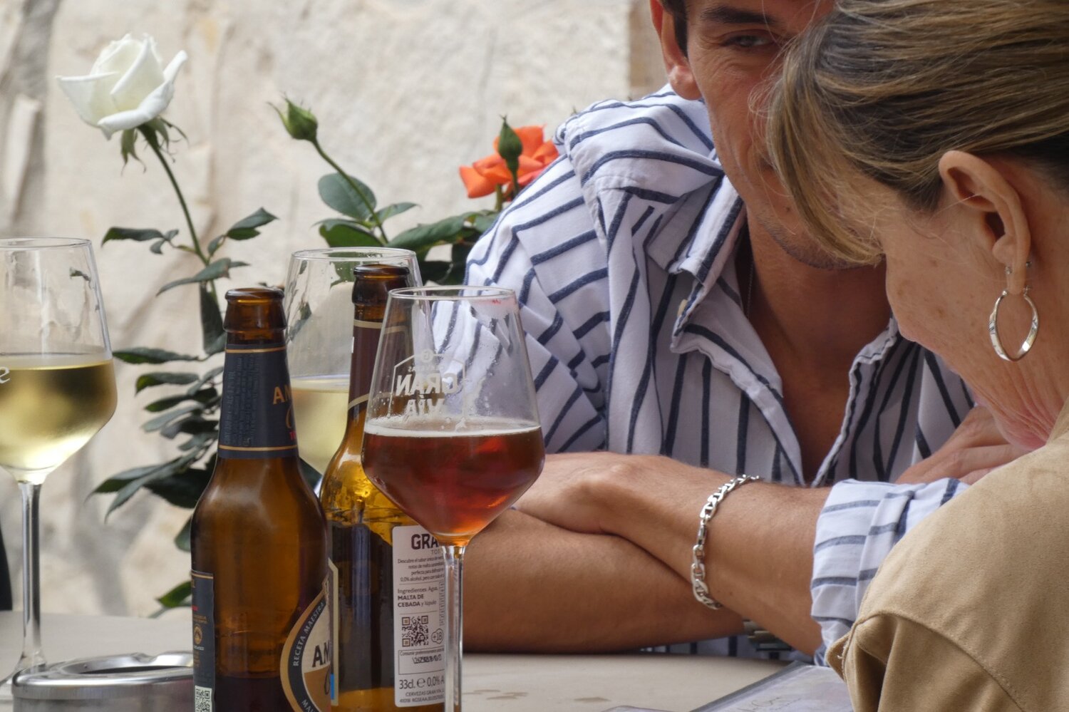 Clientes tomando algo en la terraza de La Cova