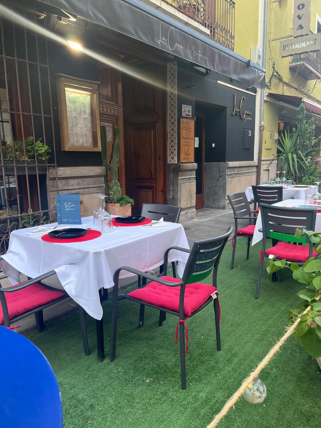 Terraza exterior de La Cova con mesas vestidas de blanco