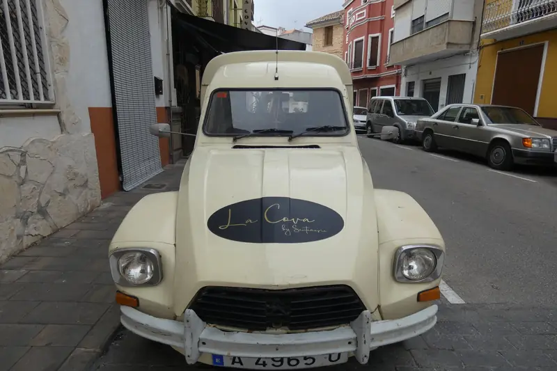 Furgoneta clásica con el logo de La Cova by Santamaria